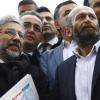 Den regierunskritischen Journalisten Can Dündar (l.) und Erdem Gül droht wegen ihrer Berichte lebenslange Haft.