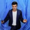 Wolodymyr Selenskyj verlässt eine Wahlkabine in einem Wahllokal. Der Komiker hat die Stichwahl um das Präsidentenamt in der krisengeschüttelten Ukraine laut Prognosen klar gewonnen.