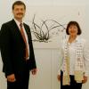 Zweiter Bürgermeister Stephan Karg mit Künstlerin Monika Hoffer bei der Vernissage zur Ausstellung der Künstlerin in der Schlosskapelle.  	