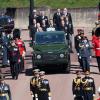 Mitglieder der britischen Königsfamilie folgen dem ungebauten Landrover mit dem Sarg von Prinz Philip während eines Trauerzugs in Richtung der St.-Georgs-Kapelle auf Schloss Windsor.