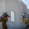 Ein israelischer Soldat patrouilliert nach dem Hamas-Anschlag in einem Gebiet der Stadt.