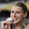 Silbermedaillengewinnerin Carolin Schäfer beisst bei der Siegerehrung auf ihre Medaille.