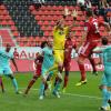 Wieder nichts. Düsseldorfs Torwart Fabian Giefer pflückt eine Flanke sicher herunter. Manuel Schäffler kommt nicht an den Ball. Ein typisches Bild. Die Ingolstädter Ralph Gunesch (von links) Caiuby und Marvin Matip beobachten die Szene. 