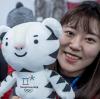 Helferinnen zeigen die olympischen Maskottchen Bandabi (links) und Soohorang. Am Freitag beginnen die Winterspiele in Südkorea. 	