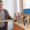 Beim Neujahrsempfang in Pfaffenhausen präsentierte Anton Bichler einen Teil der in viel Kleinarbeit restaurierten Figuren aus der großen Kirchenkrippe. Sie müssen nun eingekleidet werden, wofür er Helfer(innen) sucht. 	