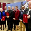 Ehrenbriefe der Stadt Rain für verdiente Bürger wurden beim Neujahrsempfang verliehen. Unser Bild zeigt (von links): Bürgermeister Karl Rehm, Magdalena Rucker, Wolfgang Geppert, Valentin Kaiser, Josef Gastl, Claudia Marb, Daniel König und Erich Hofgärtner.