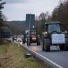 Bauern auf dem Weg zu einer Kundgebung. Auch im Landkreis Dillingen ist diese Woche mit Verzögerungen zu rechnen. 
