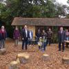 Zu Besuch bei den Obstwichteln: (von links) Kreisgeschäftsführer Stephan Härpfer, Rebecca Mayr, BRK, Bürgermeister Gerrit Maneth, Tina Hergöth, Koordinatorin Stadt Höchstädt, Manfred Herian, Kreisverband Gartenbau, Kindergartenleitung Julia Manier, Leonhard Greck, Kreisverband Gartenbau, Kreisvorsitzender Landrat Leo Schrell, Otmar Penkert, Gartenbau.  	