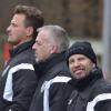 Während sich Trainer Marco Löring und sein Co Gerald von Zehmen auf das Spiel des SV Cosmos Aystetten konzentrieren, ist Betreuer Michael de Bur immer für einen Spaß zu haben. 	
