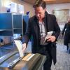 Mark Rutte, Premierminister der Niederlande, gibt in Den Haag seine Steimme für die Provinzwahlen ab.