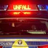 Ein Streifenwagen der Polizei steht an einer Unfallstelle. In Bopfingen ist am Dienstagabend ein Motorradfahrer verunglückt. 
