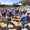 Rund 800 Menschen sind in der Arena auf Schloss Kaltenberg zum Löwenmarsch gestartet.