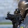 Ein Beamter eines Spezialeinsatzkommandos (SEK) sichert während einer Übung mit der Waffe im Anschlag einen Zugriff. (Symbolbild) dpa