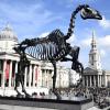 Die Skulptur "Gift Horse" vom deutschen Künstler Hans Haacke auf dem Trafalgar Square in London. 