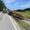 Aufwendige Bergungsarbeiten waren nötig nach einem Unfall mit einem umgekippten Kran bei Hairenbuch.