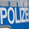 Nach dem Unbekannten, der in Gersthofen die Scheiben eines Baggers eingeschlagen hat, sucht die Polizei. (Symbolbild)