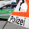 Die Polizei musste sich um eine 28-Jährige in Augsburg kümmern, die betrunken Auto gefahren war. 