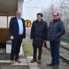 Sind froh, dass der Umbau des Höchstäder Bahnhofs beginnt (von links): Bürgermeister Gerrit Maneth, Landtagsabgeordneter Georg Winter und Willi Jörg von der DB Netze.