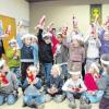 Zu Gast bei den Rotkreuz-Senioren waren 25 Vorschulkinder des gemeindlichen Kindergartens. Zum Abschluss des Besuches bekamen alle einen Nikolaus aus Schokolade.  