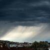 Dunkle Wolken und Regenschwaden ziehen über Stuttgart hinweg.