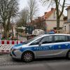 Ein Polizeiauto steht vor dem Fundort einer Weltkriegsbombe in Berlin-Zehlendorf.