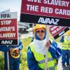 "Rote Karte für Sklaverei": Aktivisten protestieren im Vorfeld des FIFA-Kongresses 2015 gegen menschenunwürdige Arbeitsbedingungen zur Vorbereitung der Fußball-WM in Katar 2022.