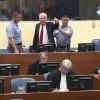 Der Kriegsverbrecher Mladic beschimpft das Gericht, noch ehe er den Urteilsspruch gehört hat. Darauf wird er aus dem Saal gebracht.