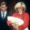Prinzessin Diana hält am 16. September 1984 ihren neugeborenen Sohn Prinz Harry auf den Armen, als sie mit ihrem damaligen Mann Prinz Charles das Krankenhaus verlässt.