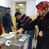 Eine Wählerin wirft ihren Stimmzettel in eine Wahlurne. Rund 57 Millionen Wahlberechtigte wählen in 81 Provinzen die Bürgermeister, Gemeinderäte und andere lokale Amtsinhaber. 