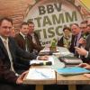 Sie diskutierten beim Stammtisch des Bayerischen Bauernverbands über die geplanten Flutpolder: (von links) BBV-Kreisgeschäftsführer Eugen Bayer, Dillingens Oberbürgermeister Frank Kunz, Elmar Sinning, Landrat Leo Schrell, Erwin Joachim, Kreisbäuerin Hannelore Schmid, BBV-Kreisobmann Klaus Beyrer, der Leiter des Wasserwirtschaftsamts Donauwörth Ralph Neumeier, der Sprecher des Hochwasserschutz-Bündnisses Stefan Lenz und Landtagsabgeordneter Georg Winter. 