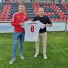 Julian Riederle (derzeit SC Ichenhausen) wird zur Saison 2022/23 Spielertrainer beim Kreisligisten TSV Offingen. Vereinschef Manfred Schuster freut sich bei der Präsentation des Akteurs über den Transfercoup. 