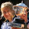 Steffi Graf mit der Trophäe, welche sie für den Sieg bei den French Open bekam.