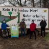 Vertreter der Bürgerinitiative "Paartal erhalten - für Mensch und Natur" und des Bund Naturschutz aus dem Landkreis setzen sich auf einer Fläche im Außenbereich von Kühbach für den Erhalt der Natur und gegen die Versiegelung von Flächen ein.