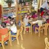 Ein Ritual für viele kleine Kinder in Tageseinrichtungen: das gemeinsame Mittagessen. Hier lernen sie auch sozialen Umgang. 