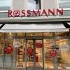 In der Maxstraße ebenfalls ausgezogen ist die Rossmann-Filiale. Im Advent bespielt die Fläche vorrübergehend der "Delikatesswinkel". Wer danach folgen wird, ist bislang unklar. 