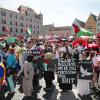 Auf dem Rathausplatz haben am Samstag mehrere Hundert Menschen für ein "freies Palästina" demonstriert.