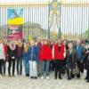 Eine der beiden deutschen Gruppen des Partnerschaftskomitees Aindling vor dem Schloss Versailles: Der Besuch war einer der Höhepunkte der Jubiläumsfahrt in die französische Partnergemeinde Avord. 