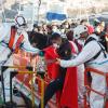 Mitarbeiter des Roten Kreuzes auf Gran Canaria helfen bei der Überführung von Migranten aufs Festland.