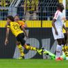 Dortmunds Neuzugang Axel Witsel (l) dreht nach seinem Tor zum 3:1 jubelnd ab.