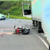 Mit seinem Motorrad ist ein 18-Jähriger in der Nähe des Legolands unter einen Lastwagen gerutscht. Der junge Mann starb noch an der Unfallstelle. Foto: Dieter März