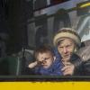 Eine ältere Frau und ein Junge schauen durch das Fenster eines Busses und warten auf ihre Evakuierung nach Russland. Wegen der Gefahr einer militärischen Eskalation in der Ostukraine haben die moskautreuen Separatisten Zivilisten zur Flucht in das Nachbarland Russland aufgefordert. 
