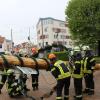 Mit vereinten Kräften und viel Erfahrung richten die Mitglieder der Freiwilligen Feuerwehr Pfersee den Maibaum am Samstag, 29. April 2023, auf.