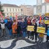 Rund 700 Menschen demonstrierten am Sonntagmittag auf dem Rathausplatz gegen Rechtsextremismus.