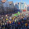 Geschätzte 2000 Menschen nahmen an der Demo in Ulm gegen den Krieg teil.  Organisiert wurde der Protest unter anderem von der Jungen Union, der Grünen Jugend und den Jusos.