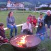 Auch Stockbrot am offenen Feuer gehörte zum Urlaubsprogramm in Österreich für die Kinder bei der AWO-Freizeit.  	