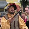 Viele Besucher aus Mindelheim und Umgebung haben sich die italienischen Fahnenschwinger am zweiten Frundsbergfest-Wochenende angeschaut.