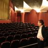 Rudolf Huber blickt in den Saal seines Filmhauses in Türkheim – so leer waren die Kinosäle im vergangenen Jahr nur, wenn das Kino geschlossen hatte. 	 