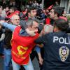 Polizisten nehmen Teilnehmer einer Demonstration zum 1. Mai in Istanbul fest. Angesichts des Maifeiertags hat die türkische Polizei das Gelände rund um den zentralen Taksim-Platz und wichtige Verbindungsstraßen abgesperrt.