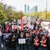 Osram-Beschäftigte haben sich am Montag zu einer Protestaktion vor der Osram-Konzernzentrale in München versammelt.