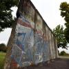 Wenn der Beton Augen hätte: Diese Originalteile der Berliner Mauer stehen vor der Schmuttertalhalle in Diedorf.